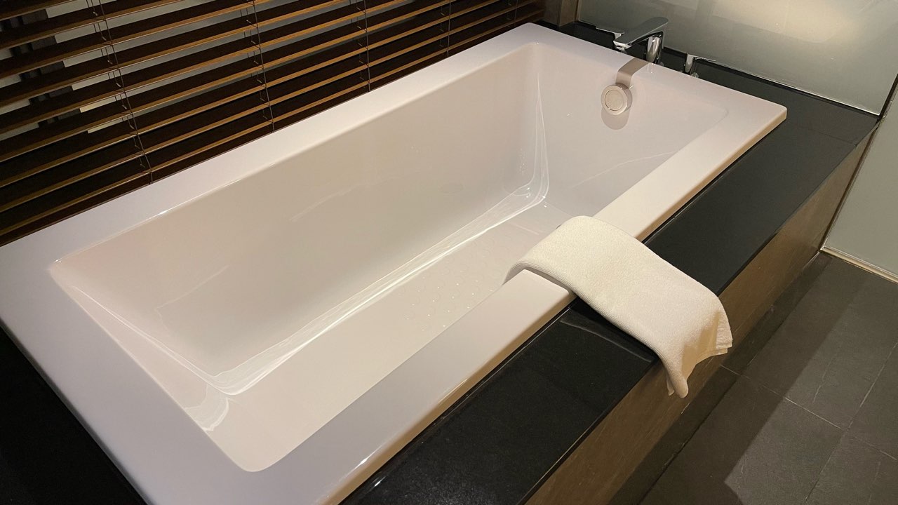 ザ・ひらまつ宜野座のお部屋の深い浴槽