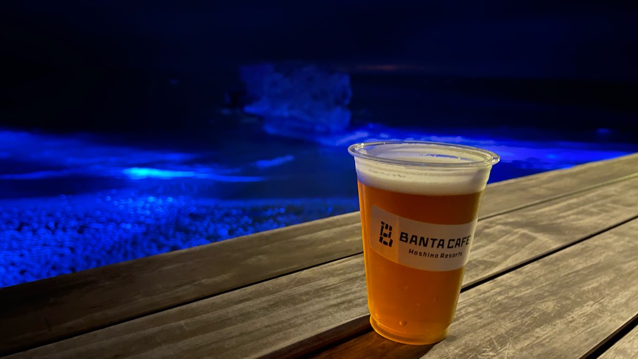 夜のバンタカフェの海とビール