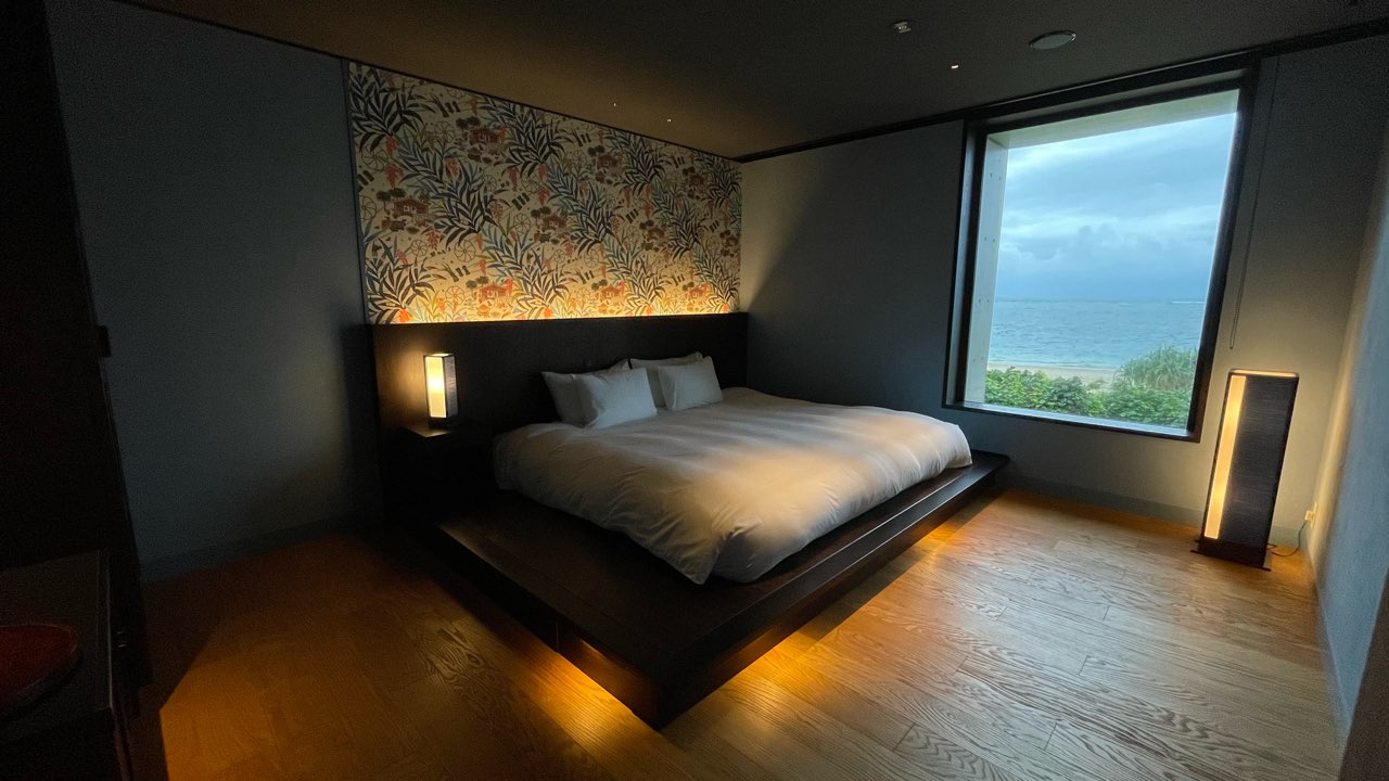 星のや沖縄の室内、ベッドルーム　ダブル